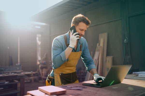 Carpenter-man-mobile-laptop-apron