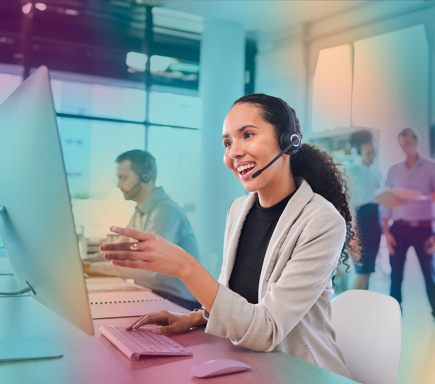 customer_service_woman_at_desktop