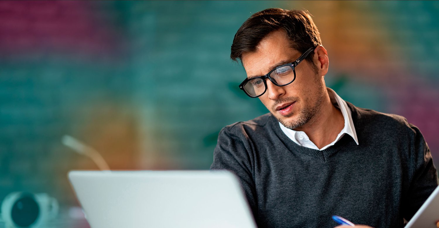 man_at_laptop_with_glasses