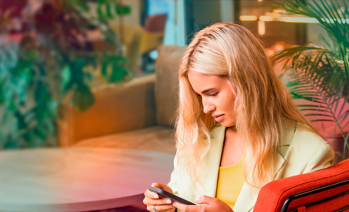 woman_in_chair_with_phone