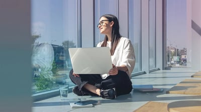 Arbejder du, mens alle andre er på ferie? Sådan bevarer du fokus (og forstanden) hen over sommeren