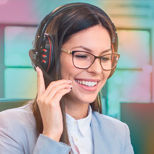 squared_smiling_women_with_headset_with_hand
