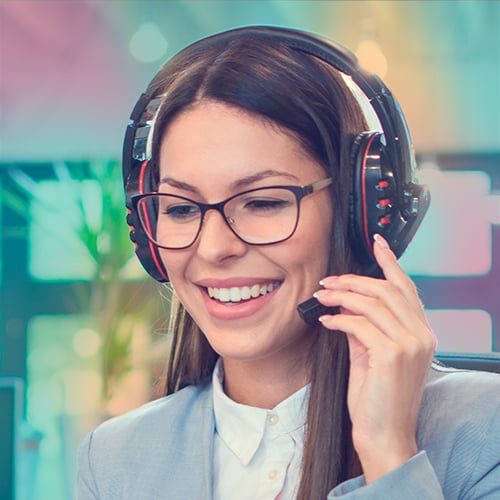 squared_smiling_women_with_headset_with_hand_right