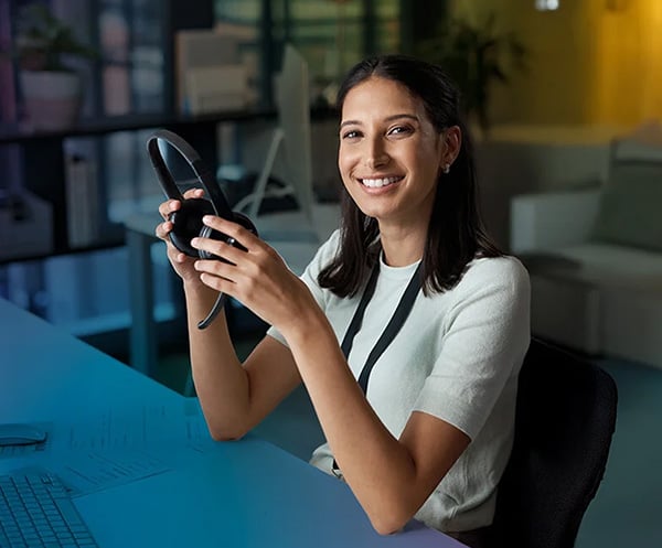 woman_headset_smiling_looking_squared