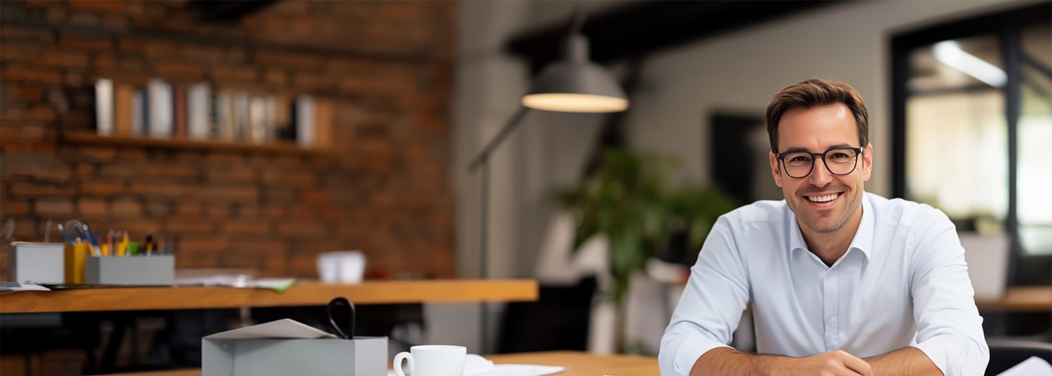 header_auditor_smiling_at_the_camera