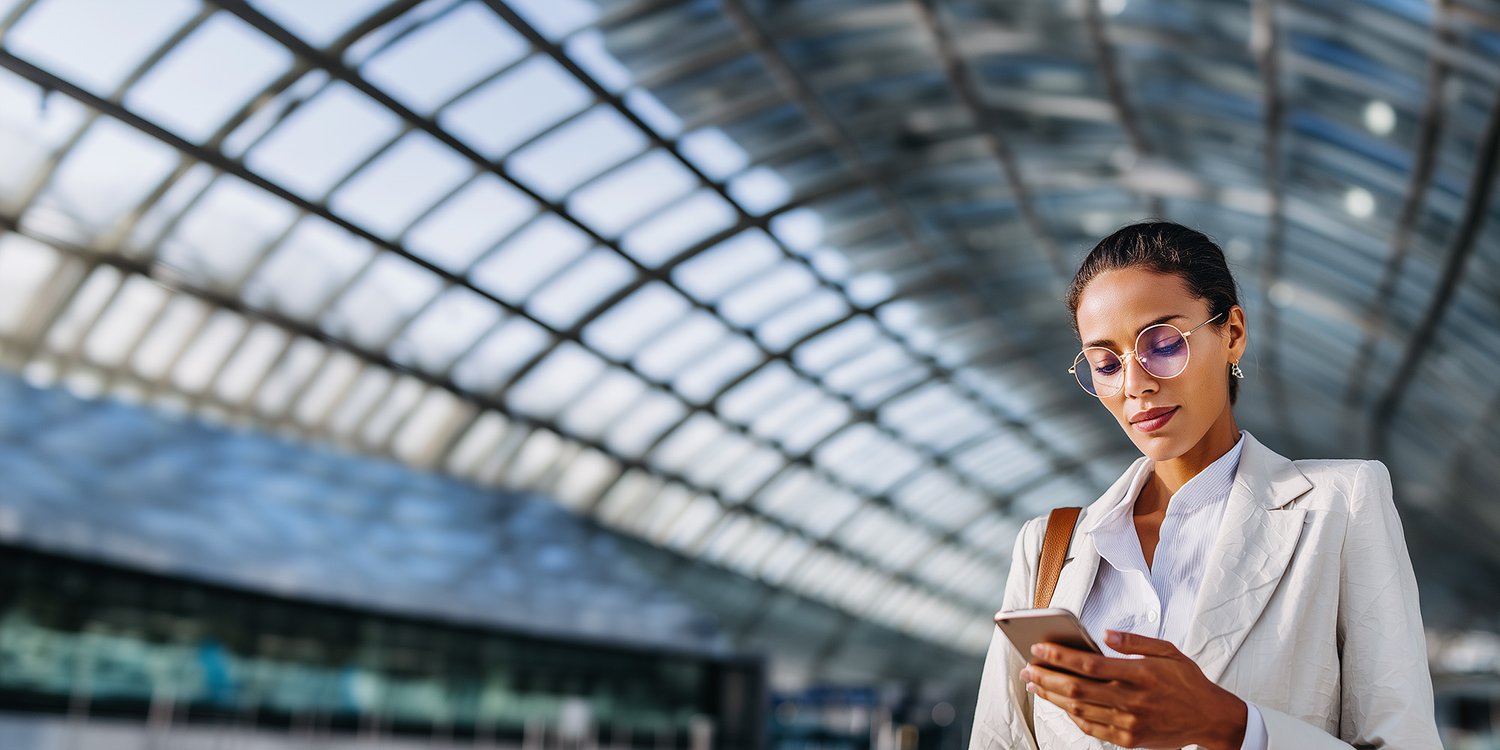header_business_woman_looking_at_her_phone