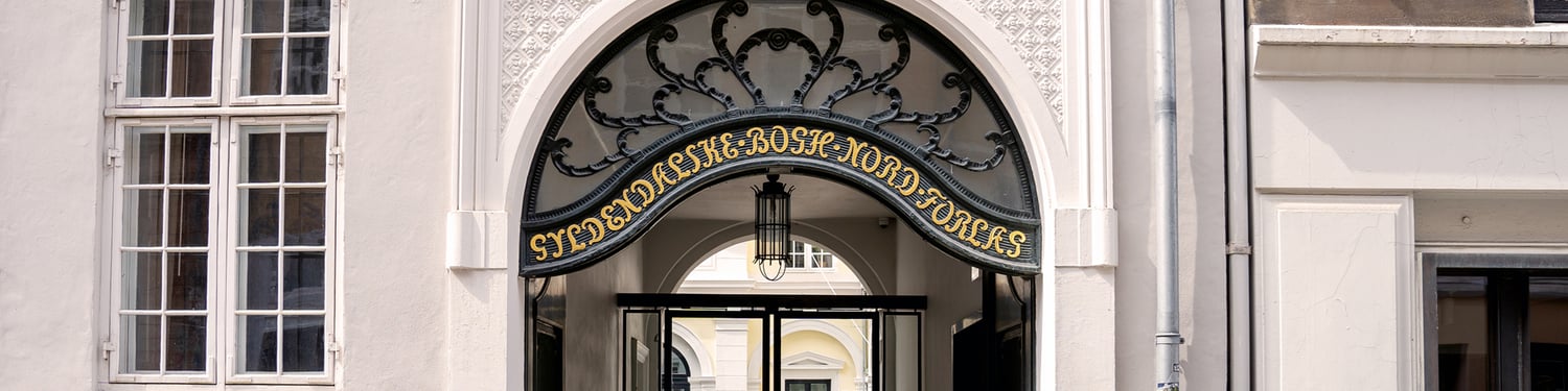 {slide.module_style.background.background_image.alt}