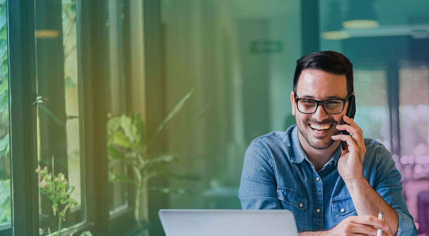 header_man_phone_laptop