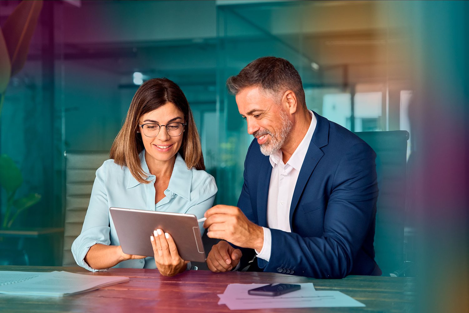 man_and_woman_with_tablet