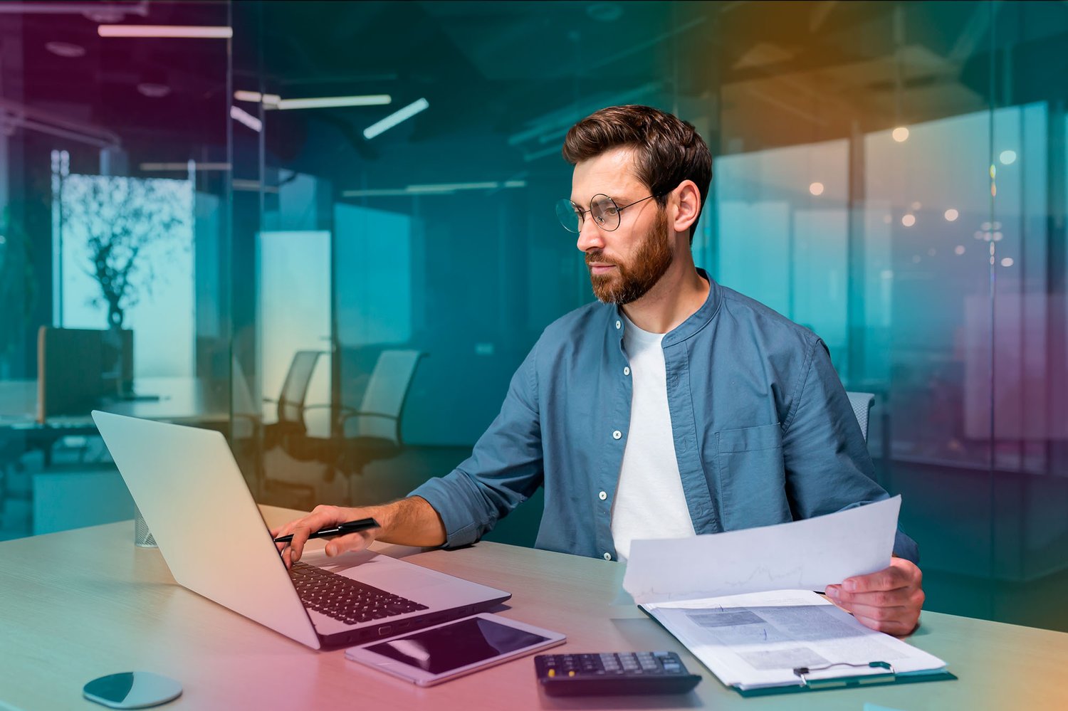 man_at_laptop_with_pen_and_paper