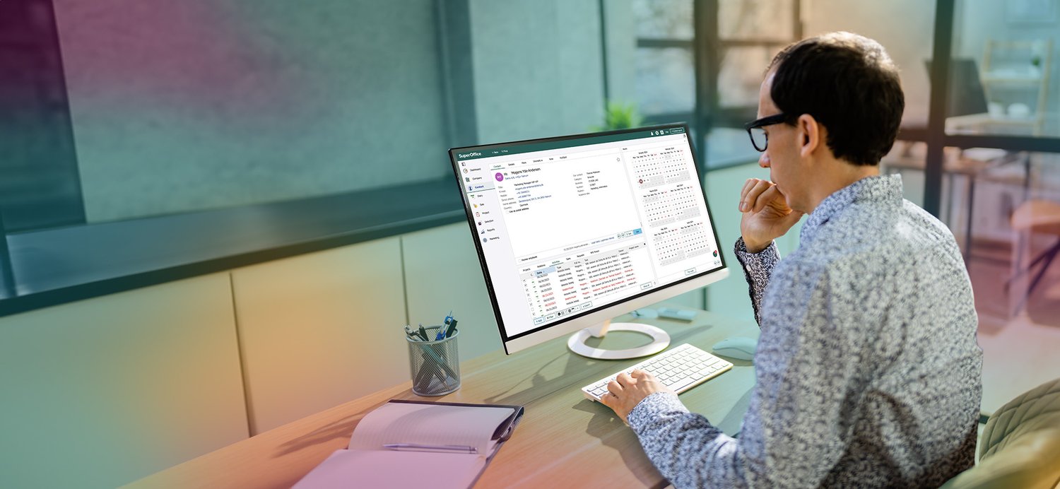 man_looking_at_superoffice