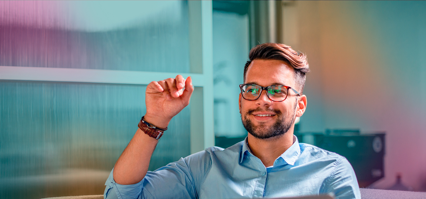 man_sitting_in_couch_with_laptop
