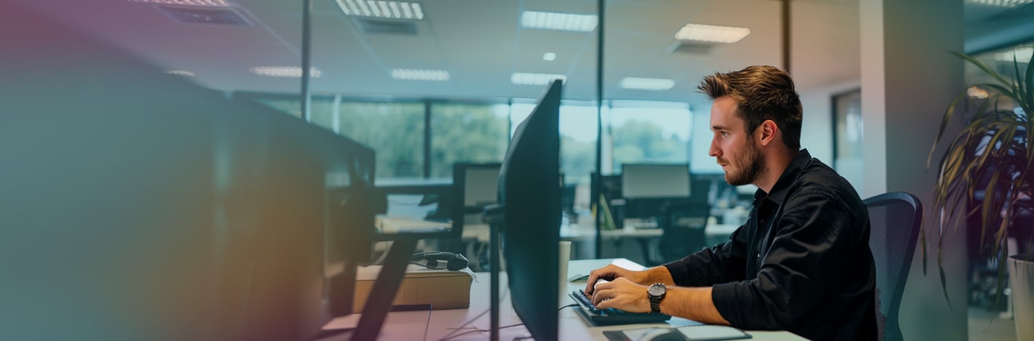 manlookinginthescreen_bigoffice