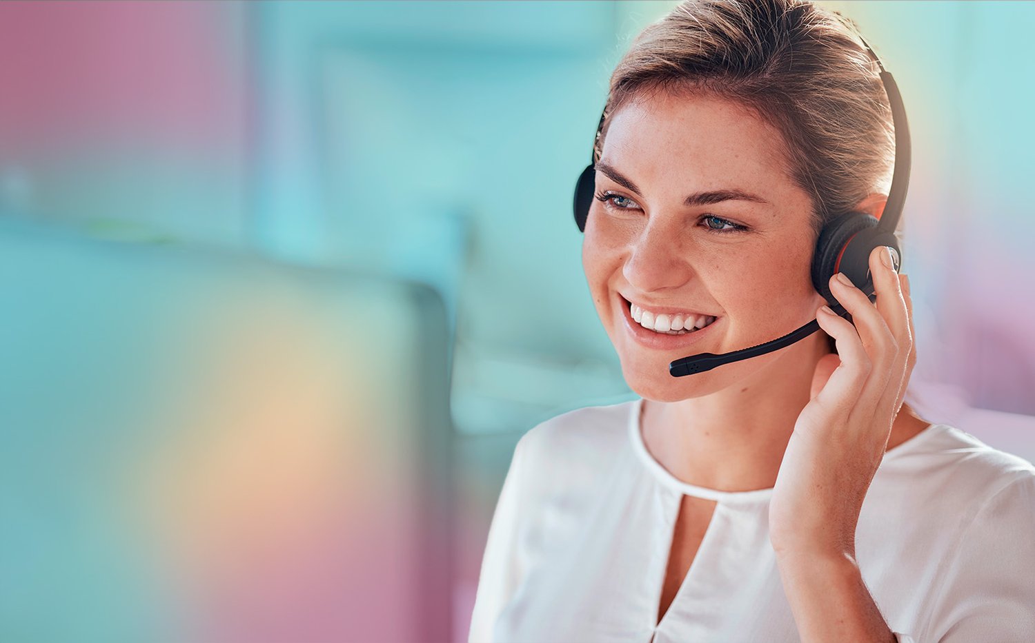 smiling_women_with_headset