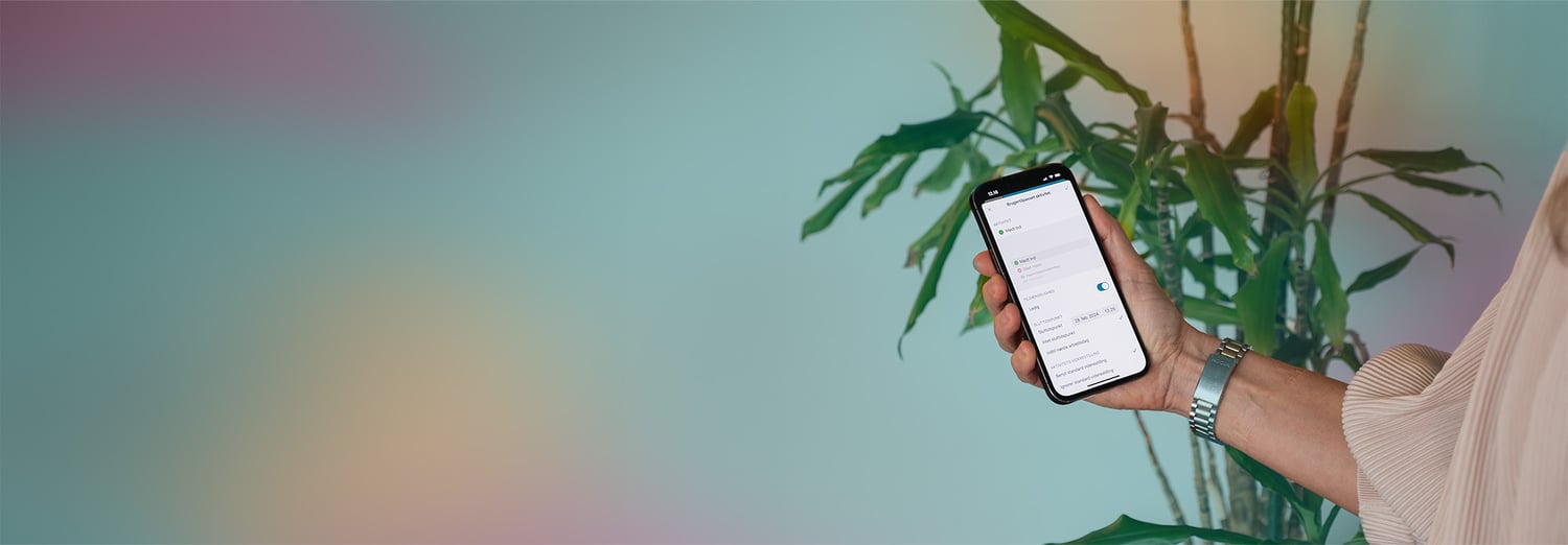 tidsregistrering_holder_iphone