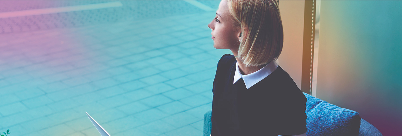 woman_at_cafe_with_laptop