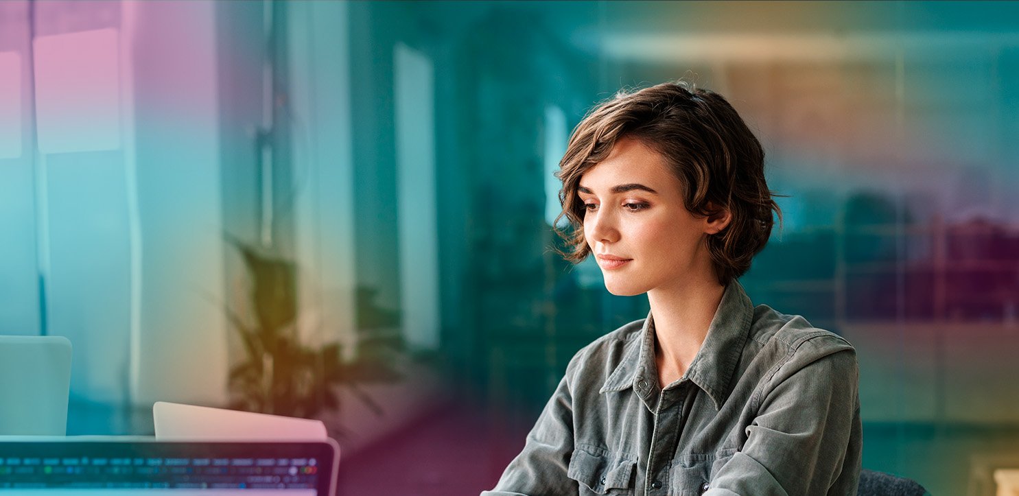 woman_in_office_with_laptop