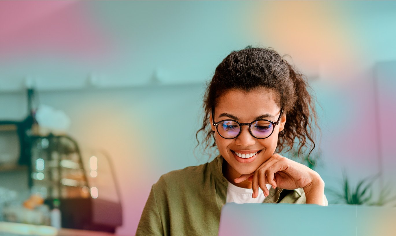 woman_with_glasses_at_laptop