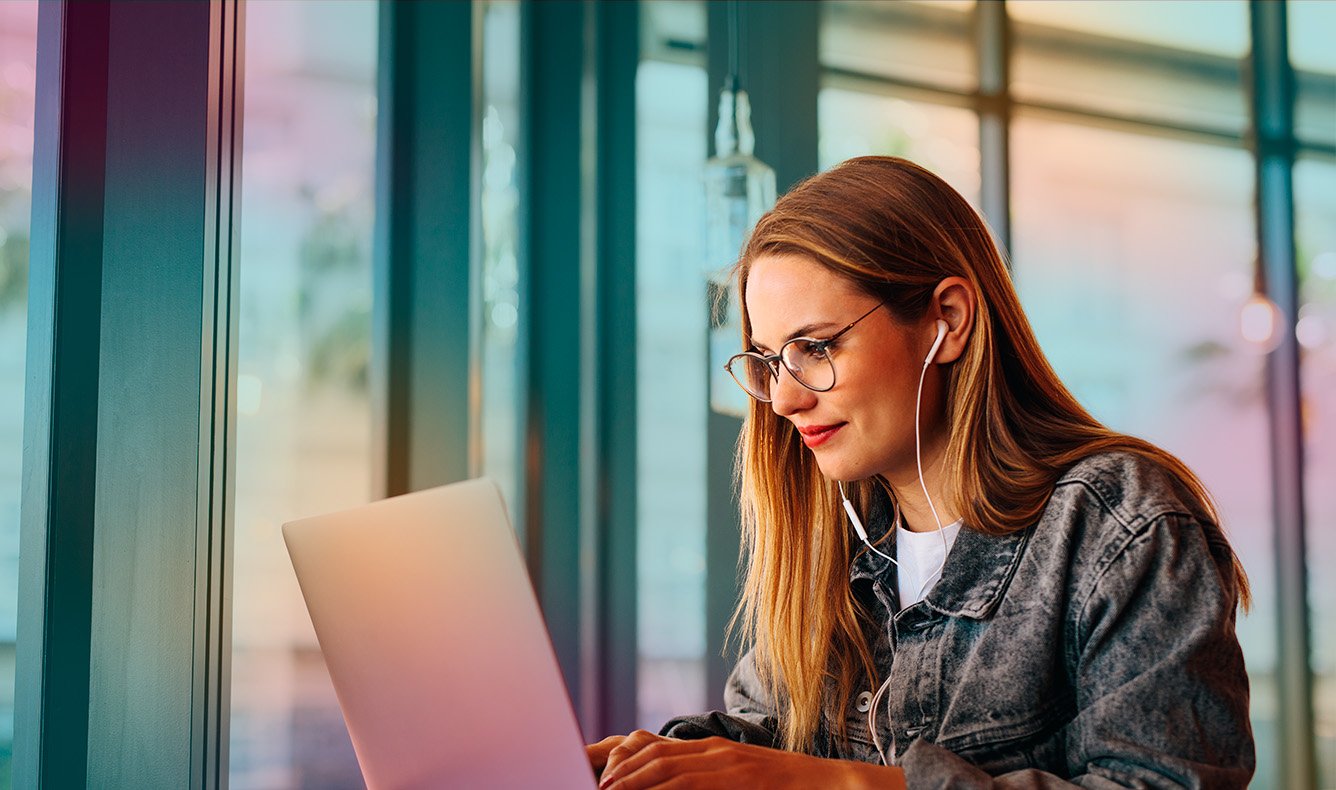 woman_with_laptop_and_earbuds