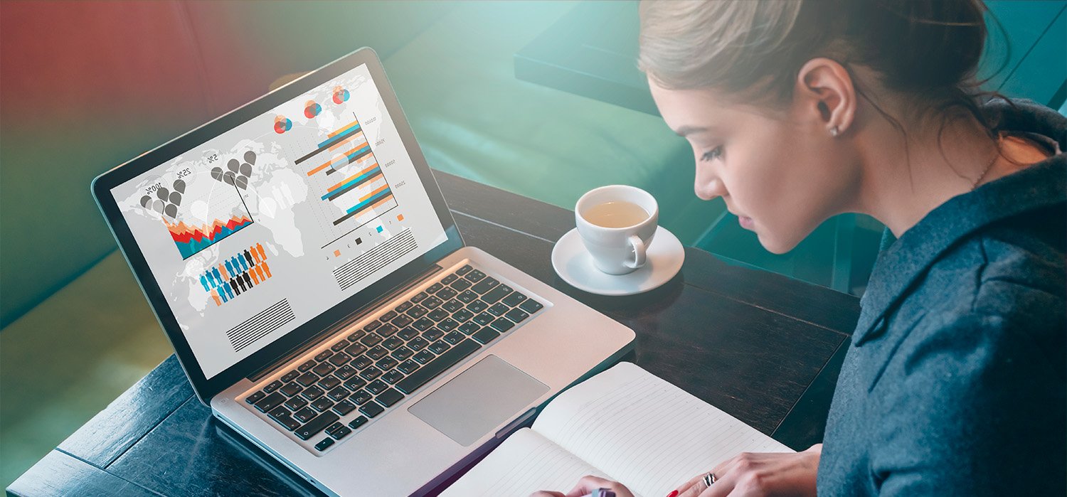 woman_with_laptop_with_statistics