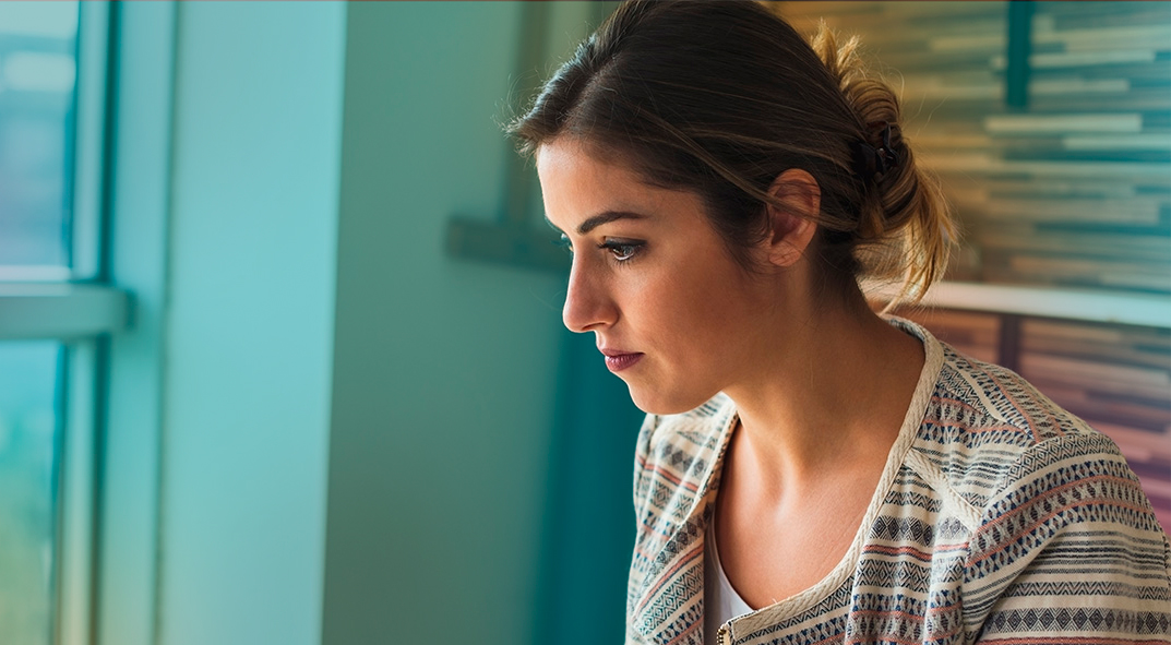 women_at_home_with_laptop