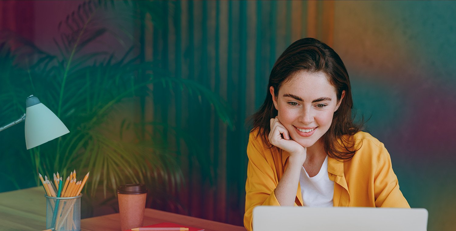women_at_laptop_at_home