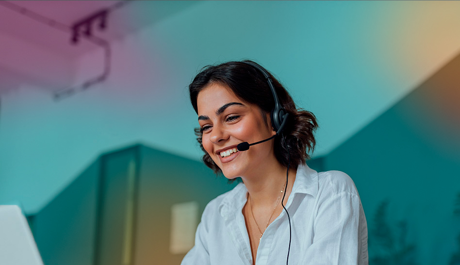women_at_laptop_with_headset