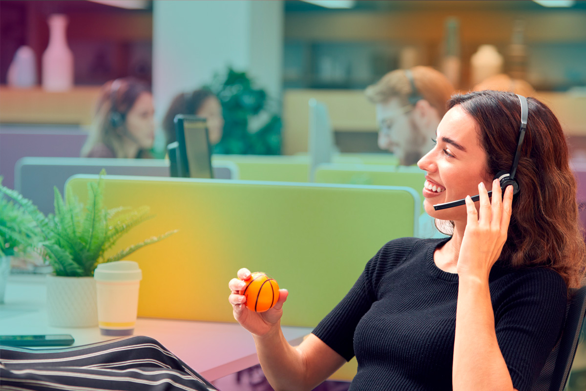 women_with_ball_and_phone