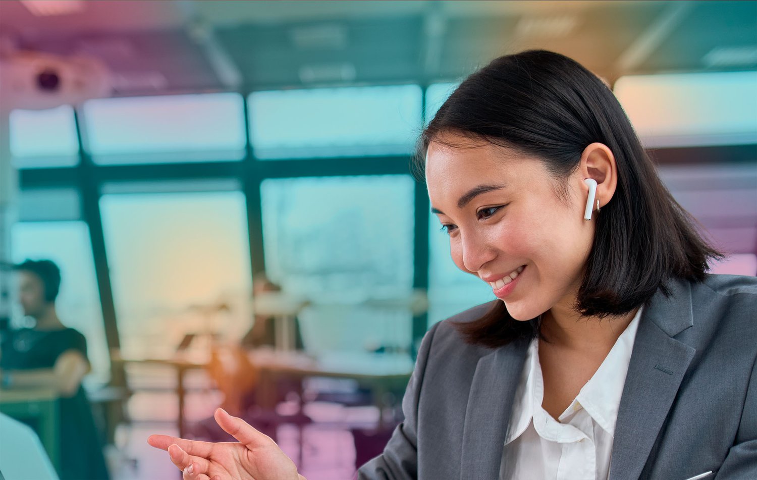 women_with_earplugs_at_laptop