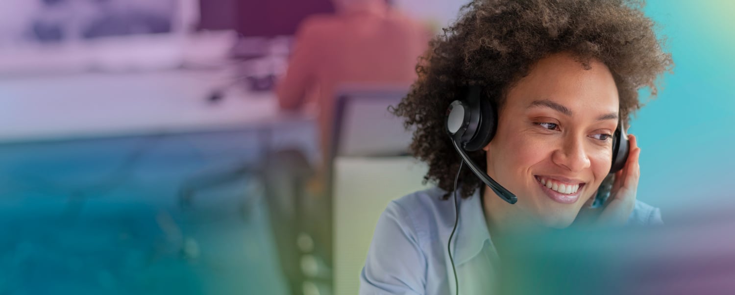 women_with_headset_at_screen