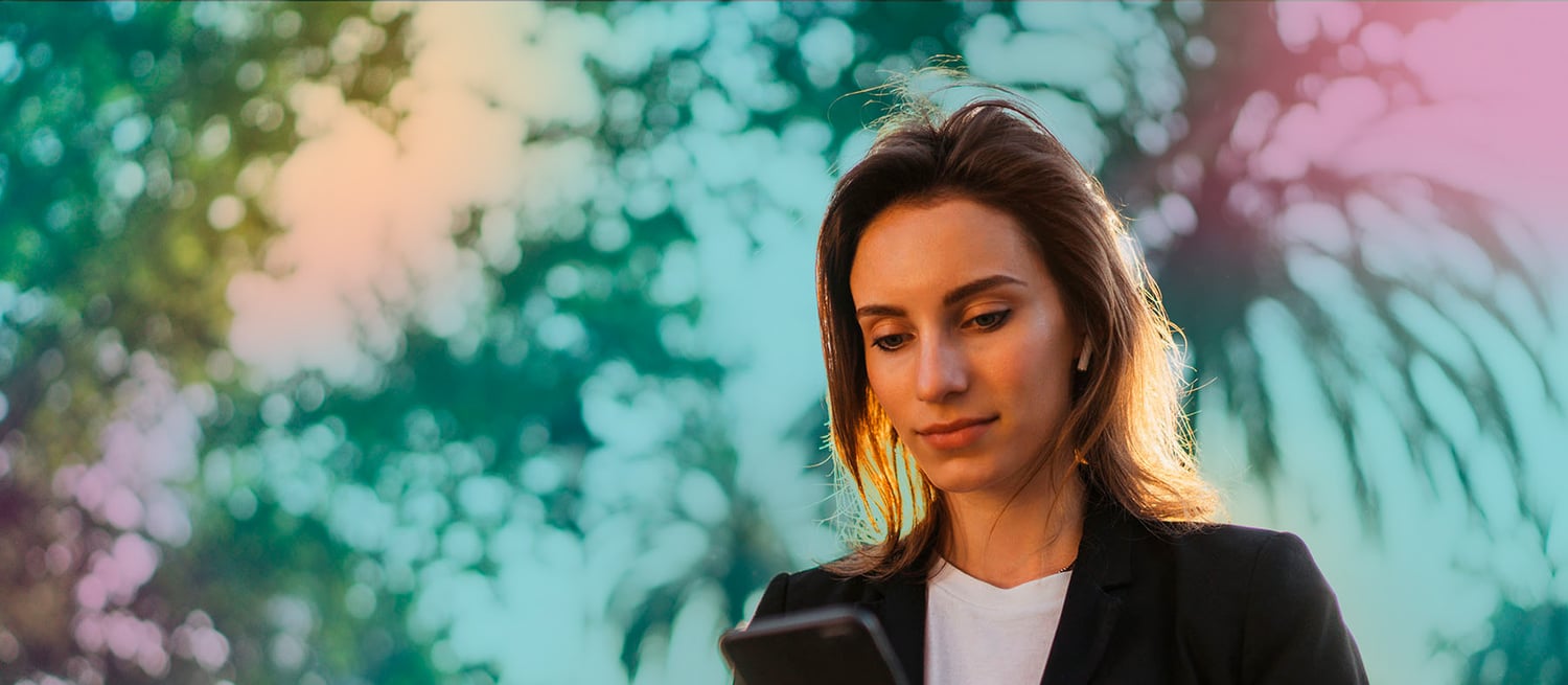 women_with_phone_under_tree
