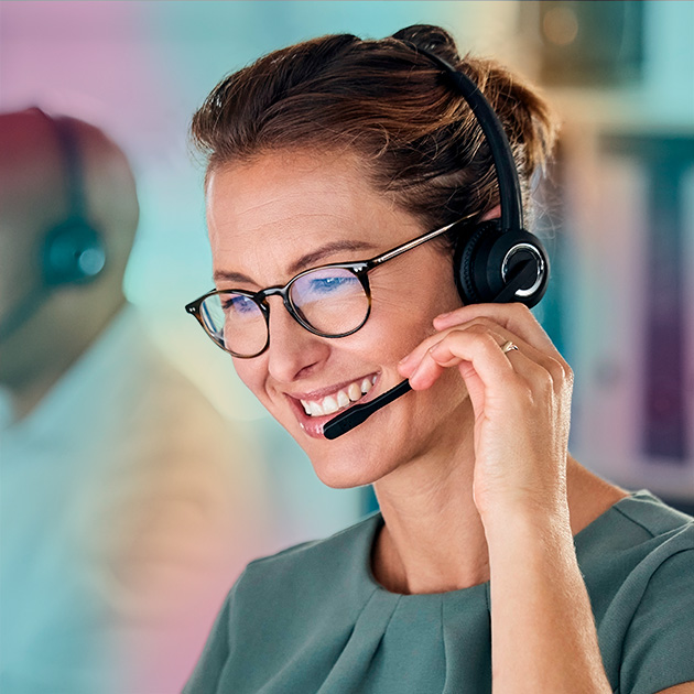 squared_smiling_woman_with_headset_on